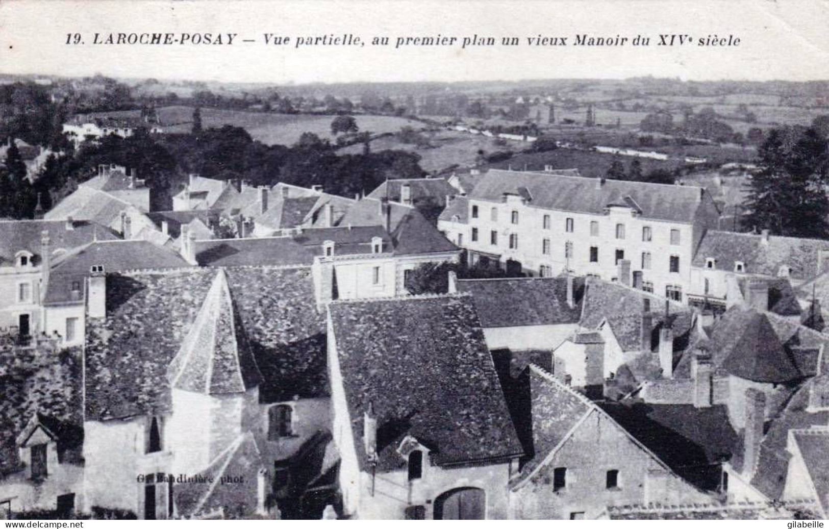 86 - Vienne -  LA ROCHE POSAY Les BAINS  - Vue Partielle - Au Premier Plan Le Vieux Manoir - La Roche Posay