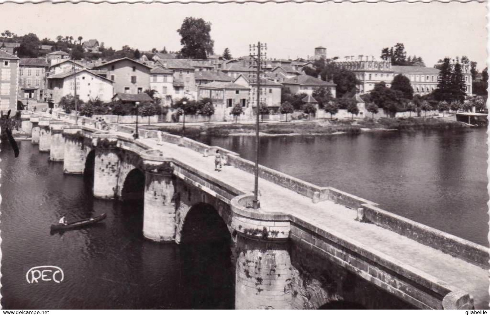 16 - Charente -  CONFOLENS -  Le Vieux Pont - Vue Sur Le Quartier Saint Barthelemy - Confolens