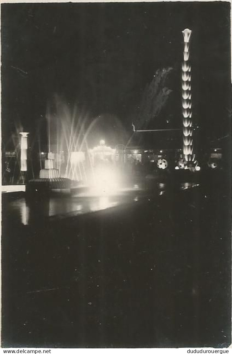 VIETNAM , INDOCHINE , FOIRE DE HUE DANS LES ANNEES 1930 : LES JETS D EAUX ET LE SIGNAL LUMINEUX - Azië