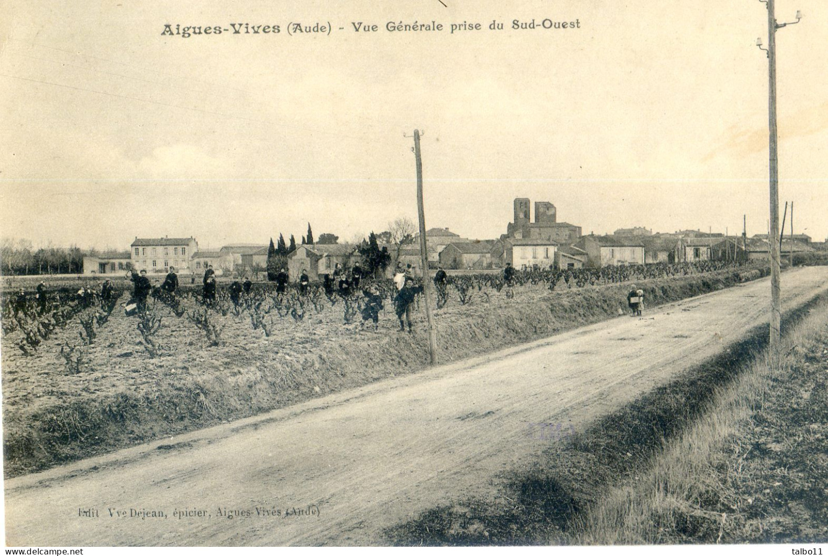 11 - Aigues Vives - Vue Générale Prise Du Sud Ouest - Les écoliers Dans Les Vignes - Autres & Non Classés