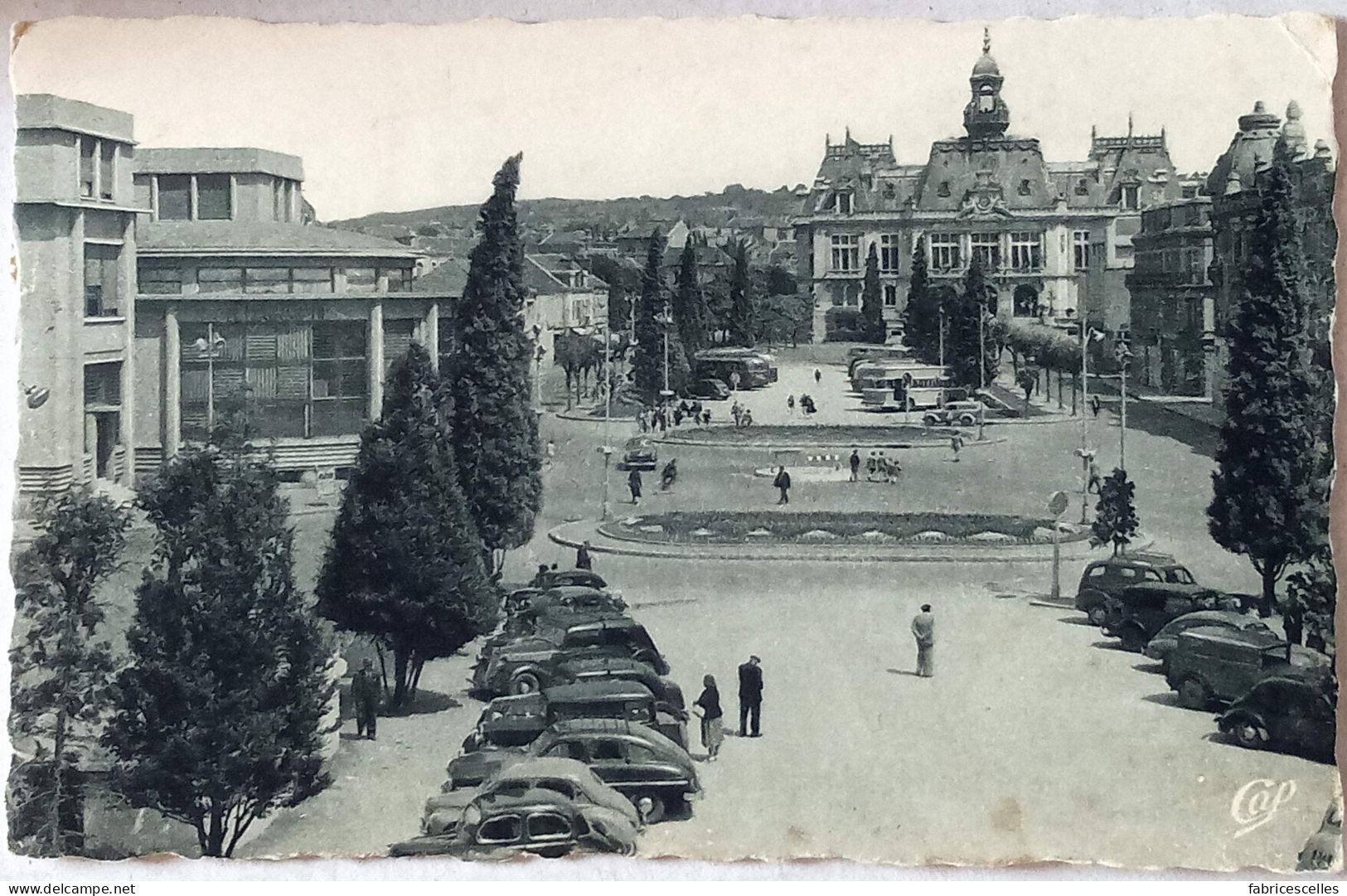 CPA  Circulé 1956 , Vichy (Allier) - Place De L'Hôtel De Ville.  (105) - Vichy