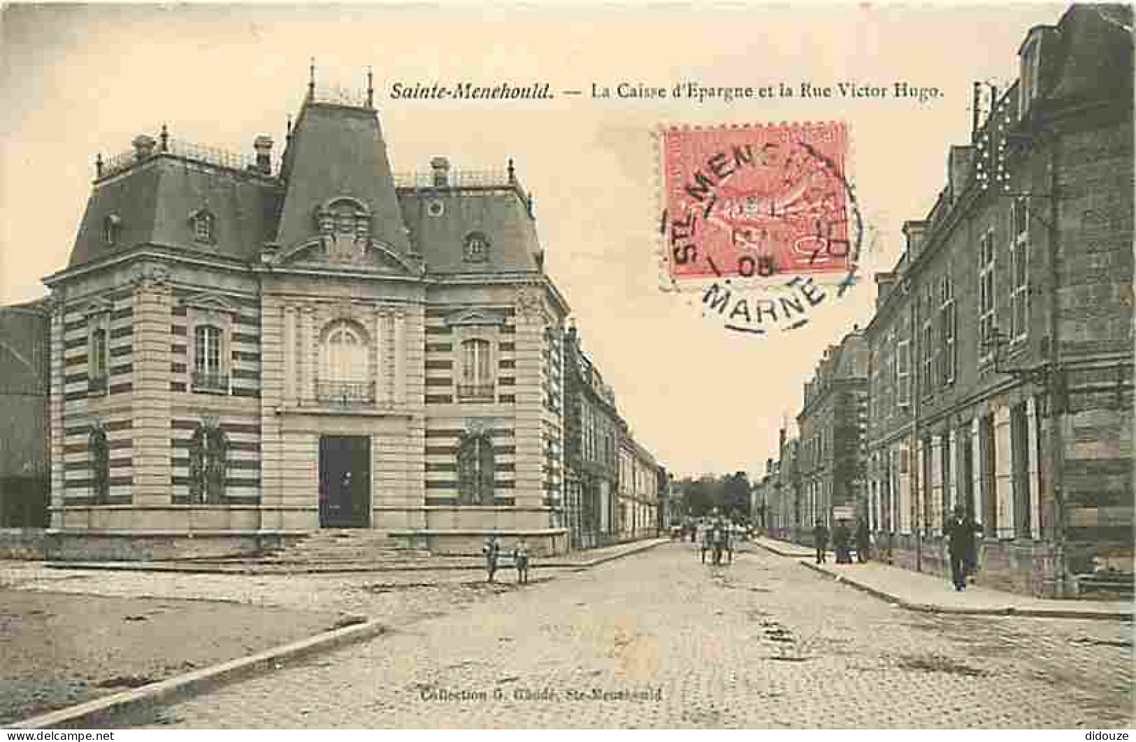 51 - Saint Menehould - La Caisse D'Epargne Et La Rue Victor Hugo - Animée - CPA - Voir Scans Recto-Verso - Sainte-Menehould