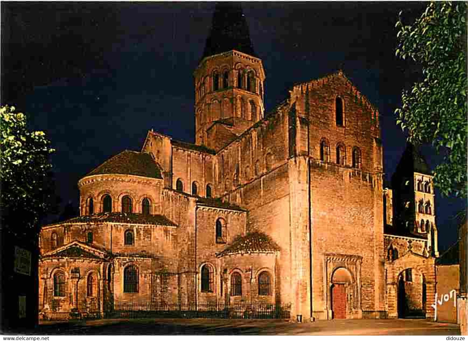 71 - Paray Le Monial - La Basilique Et Son Abside - Carte Neuve - Vue De Nuit - CPM - Voir Scans Recto-Verso - Paray Le Monial