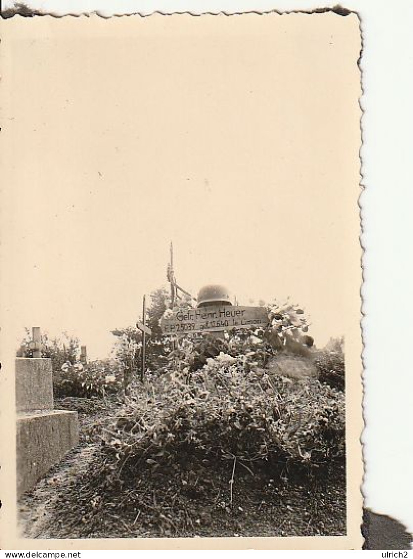 Foto Deutsches Soldatengrab Auf Altem Friedhof - Stahlhelm - Frankreich La Limon - 2. WK - 8*5cm (69552) - War, Military