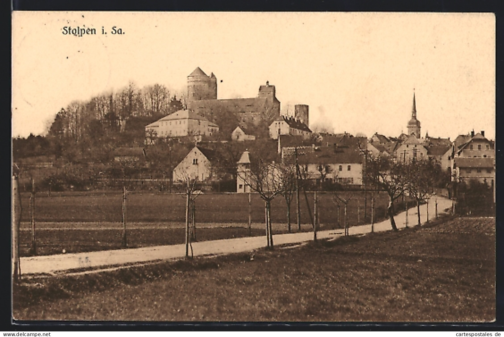 AK Stolpen I. Sa., Ortspartie Mit Eingangstrasse Und Burg  - Stolpen