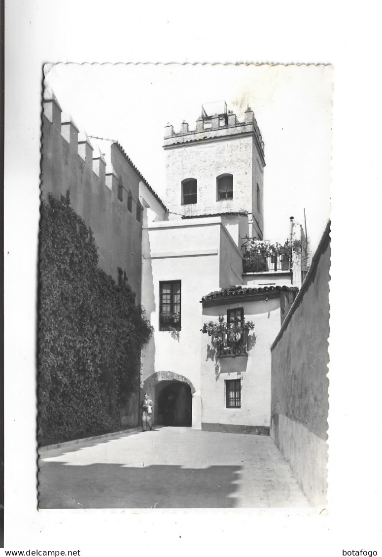 CPA PHOTO SEVILLA , BARRIO DE SANTA CRUZ  En 1952! (voir Timbre) - Sevilla