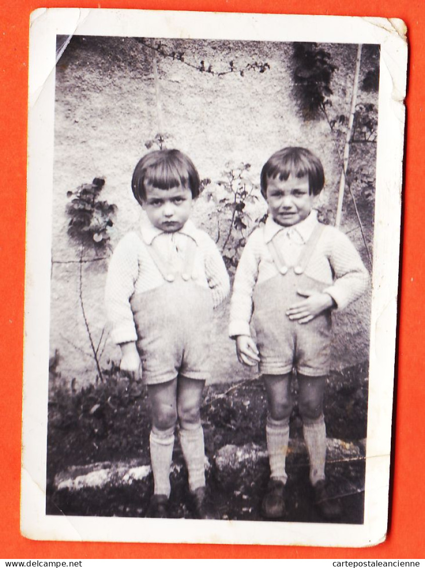 27276 /⭐ ◉ Photographie ◉ Jumeaux , Jumelles ? 2 Enfants +- 3 Ans Short à Bretelles 1930s   ◉ Photo 6,2x8,9cm - Anonymous Persons