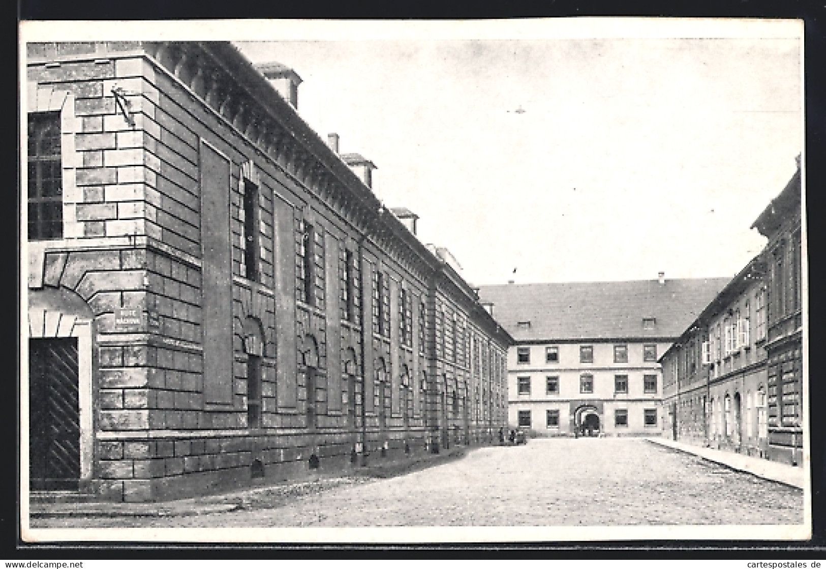 AK Theresienstadt, Strassenpartie Mit Toreingang  - Czech Republic