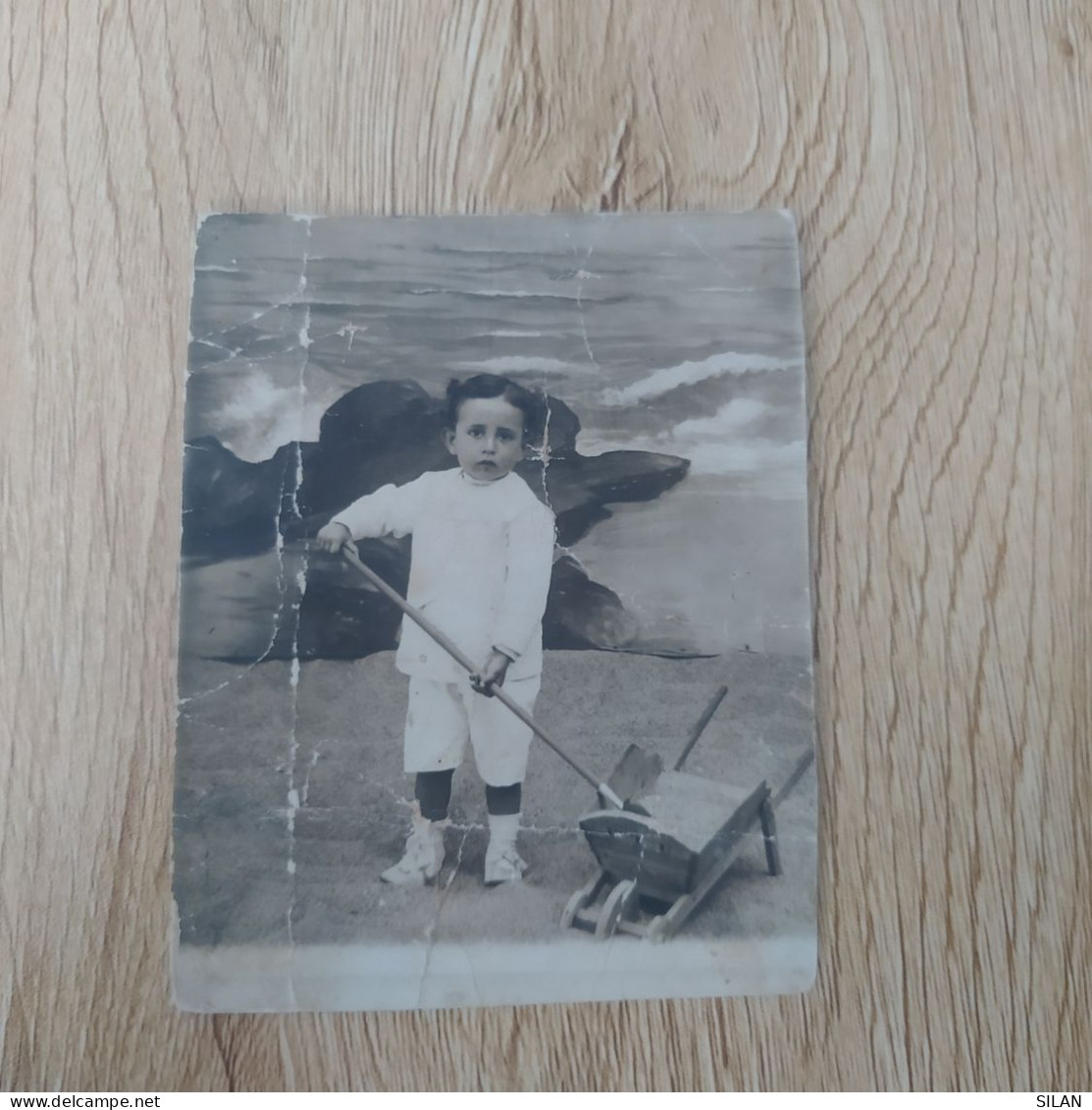 Postal Tamaño Pequeño Antigua Fotografía Niño En Estudio Fondo Playa - Photographie