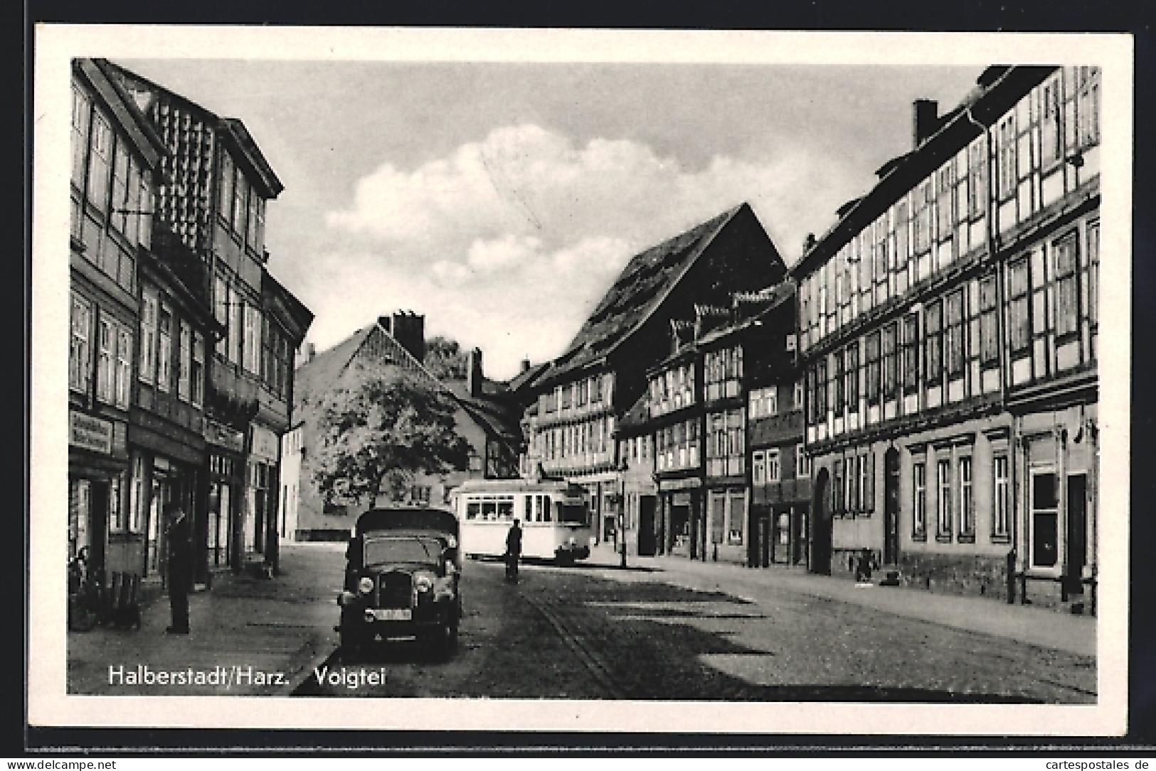 AK Halberstadt /Harz, Strassenpartie An Der Voigtei Mit Strassenbahn  - Tramways