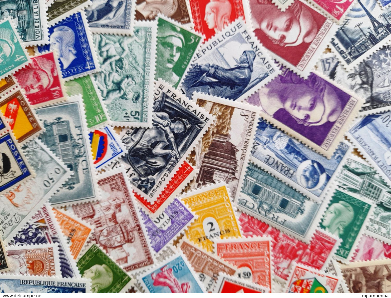 France lot de plus de 300 timbres neufs * * (MNH), principalement d'avant 1960.