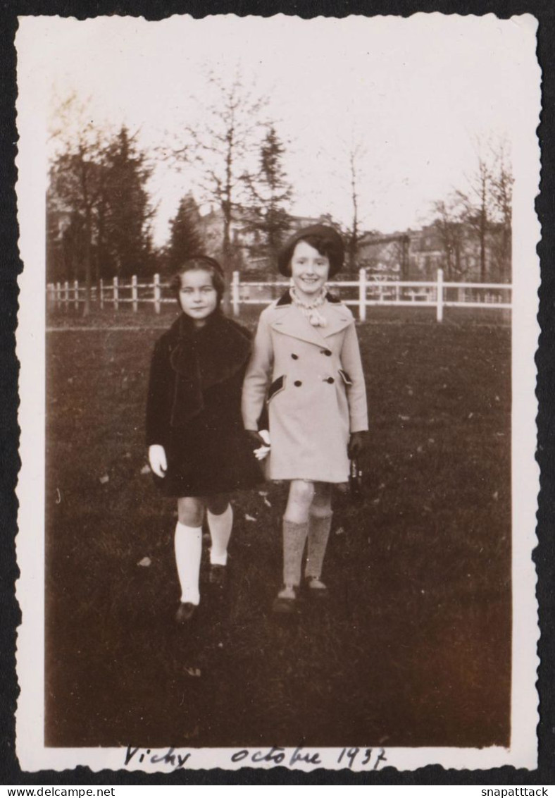 Jolie Photographie De Deux Petites Filles Posant Dans Une Lieu à Situer à Vichy En Octobre 1937, 8,8x6cm - Lieux