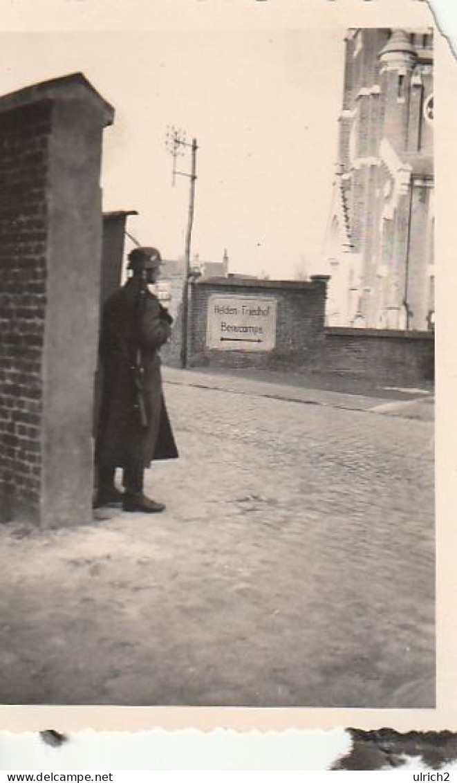 Foto Deutscher Soldat Auf Wache - Wegweiser Helden-Friedhof - Frankreich Beaucamps - 2. WK - 8*5cm (69558) - War, Military