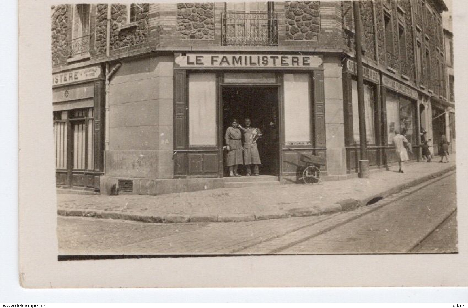 PHOTO-ORIGINALE- DEUX JEUNES FEMMES DEVANT L'ÉPICERIE A-IDENTIFIER - Professions