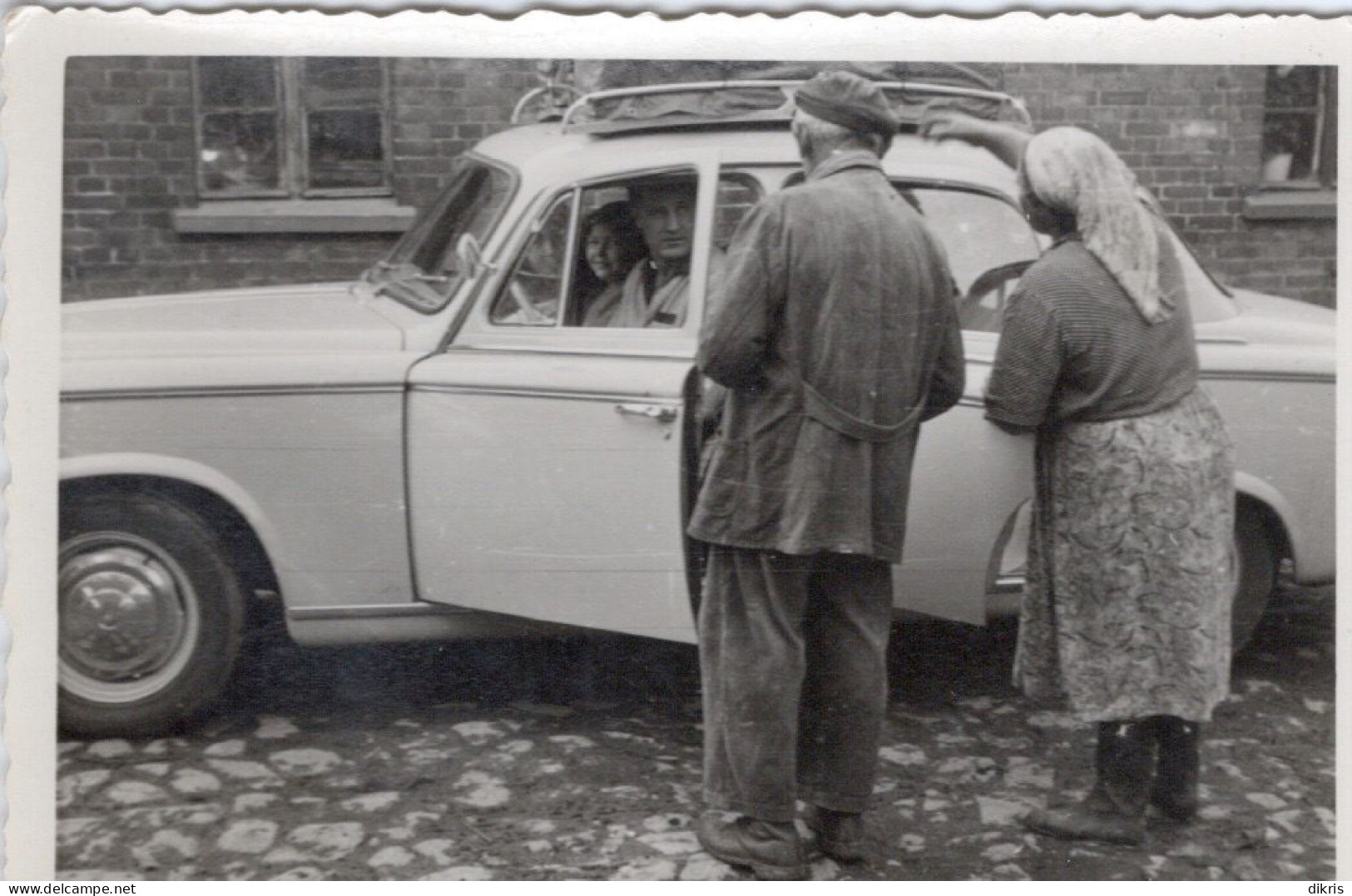 PHOTO-ORIGINALE- UN COUPLE A COTÉ DE  L'AUTOMOBILE VOITURE ANCIENNE PEUGEOT 403 -1960 - Cars