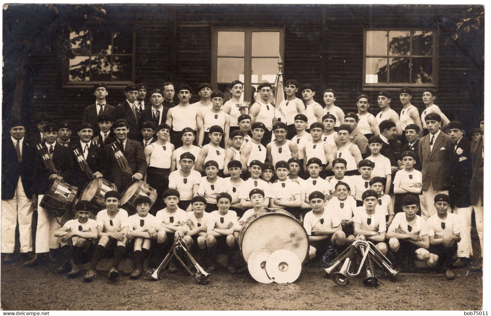 Carte Photo De Jeune Garcons  Et D'hommes D'une Fanfare Avec Leurs Instruments Posant Pour La Photo Vers 1930 - Anonymous Persons