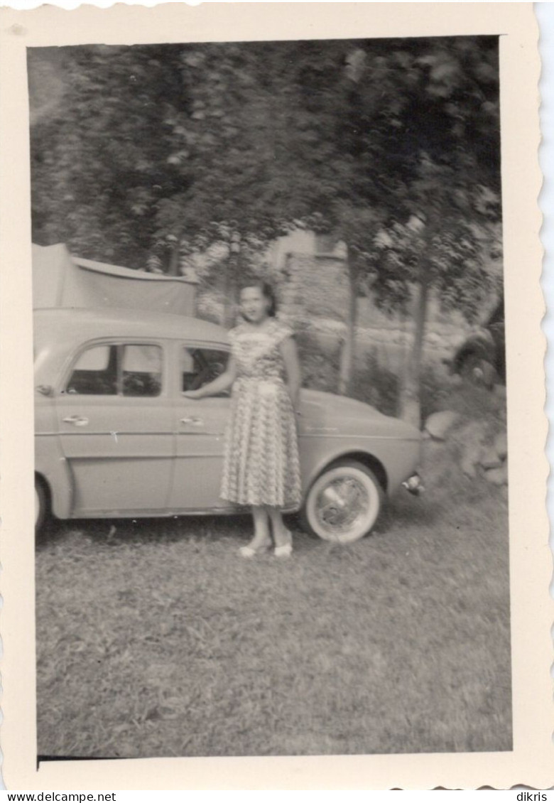 PHOTO-ORIGINALE- UNE FEMME ET L'AUTOMOBILE VOITURE ANCIENNE SIMCA ARONDE 1960 - Automobiles