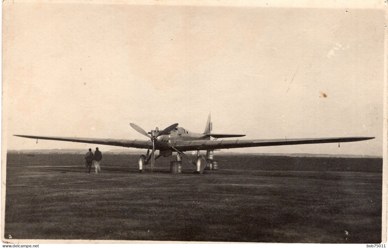 RARE Carte Photo D'un Avion , Un Dewoitine D.33 Faisant Le Plein Sur Un Aérodrome ( Construit En 2 Exemplaire Pour Battr - Aviation