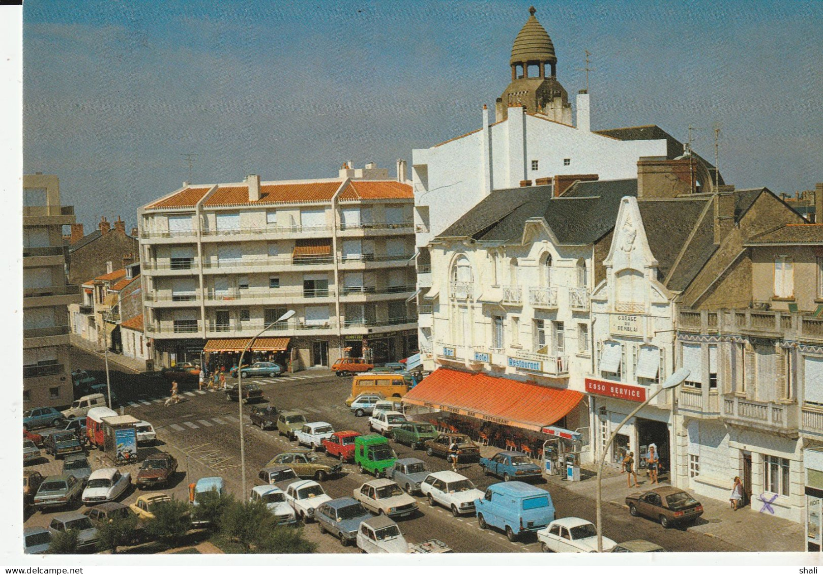 CPSM LES SABLES D' OLONNE LA PLACE DE STRASBOURG ET LE CLOCHER DE L' EGLISE SAINT PIERRE - Sables D'Olonne