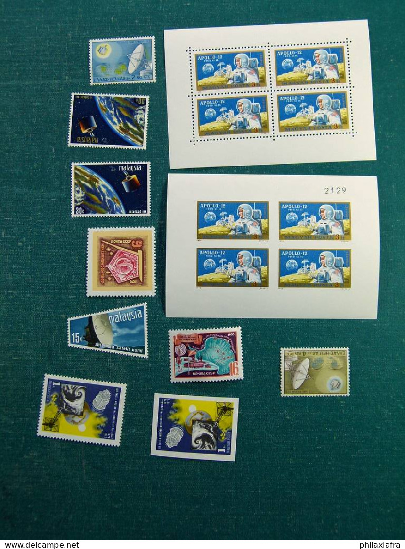 Lot Space timbres neufs ** aussi non dentelés dorés et feuilletés d'or CV