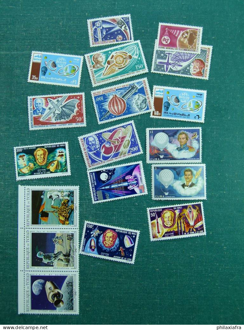 Lot Space timbres neufs ** aussi non dentelés dorés et feuilletés d'or CV