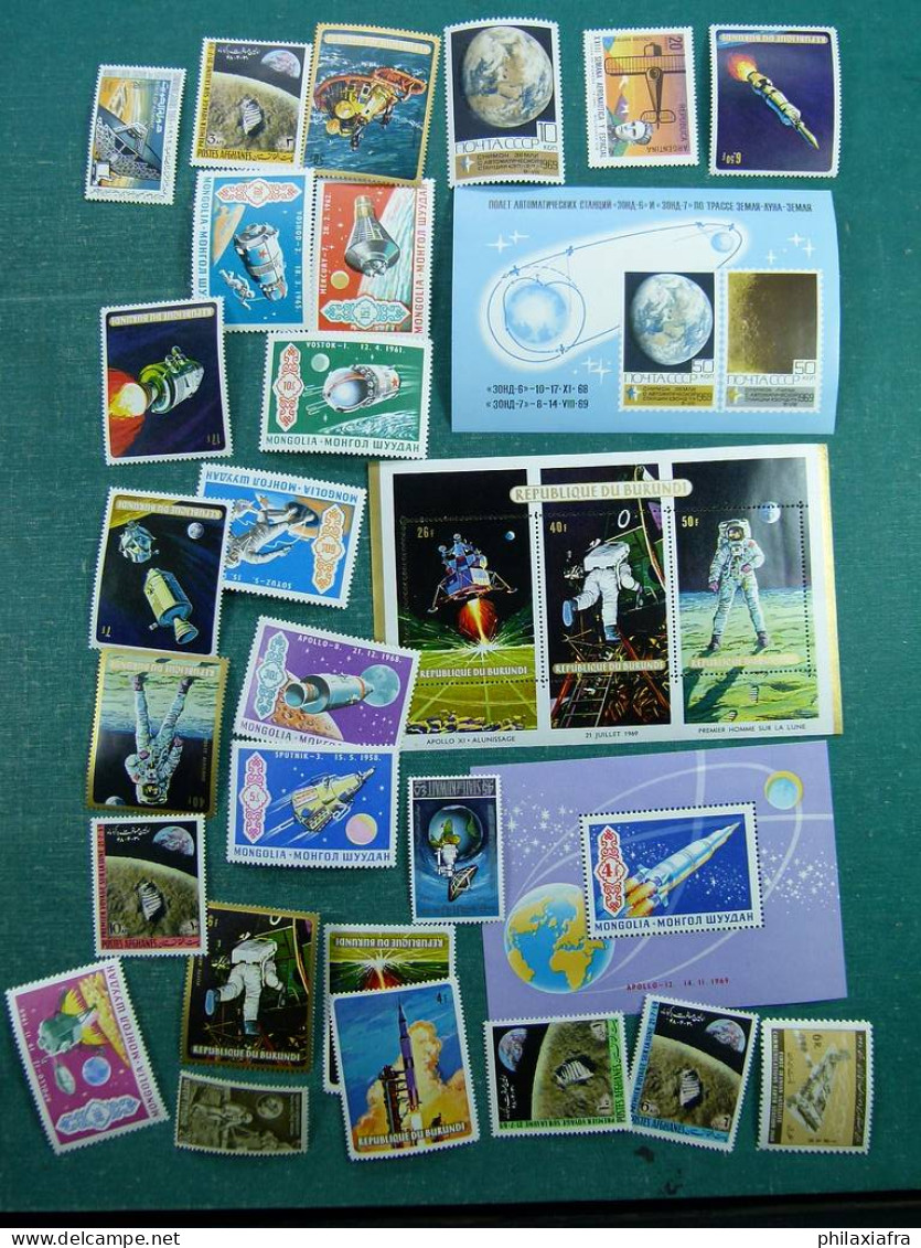 Lot Space timbres neufs ** aussi non dentelés dorés et feuilletés d'or CV