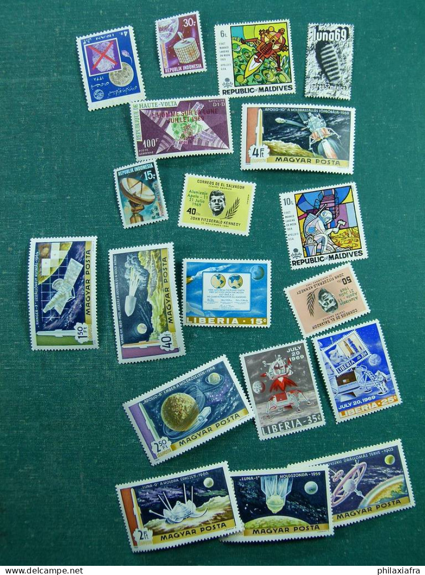 Lot Space timbres neufs ** aussi non dentelés dorés et feuilletés d'or CV