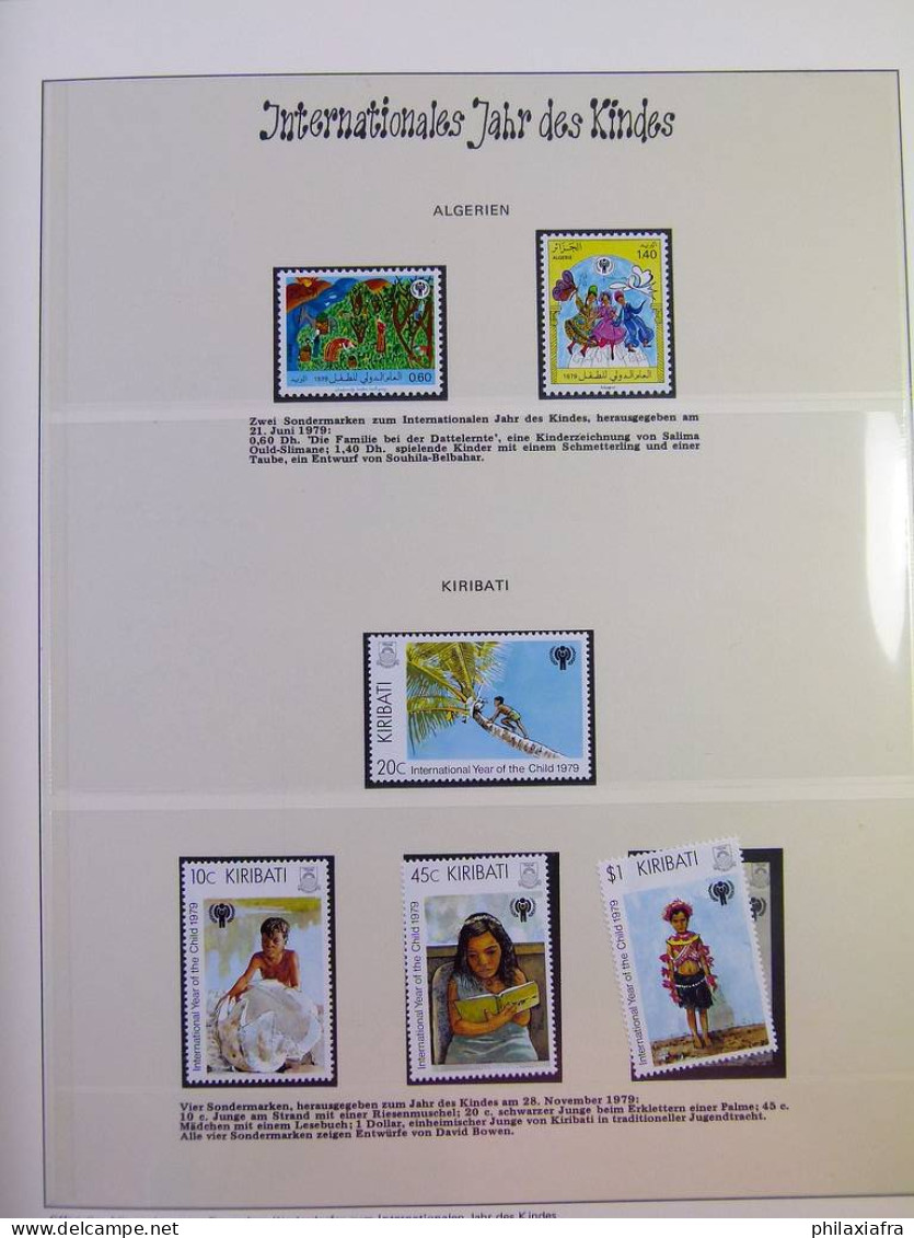 Collection thème enfance, sur album, avec timbres neufs ** 