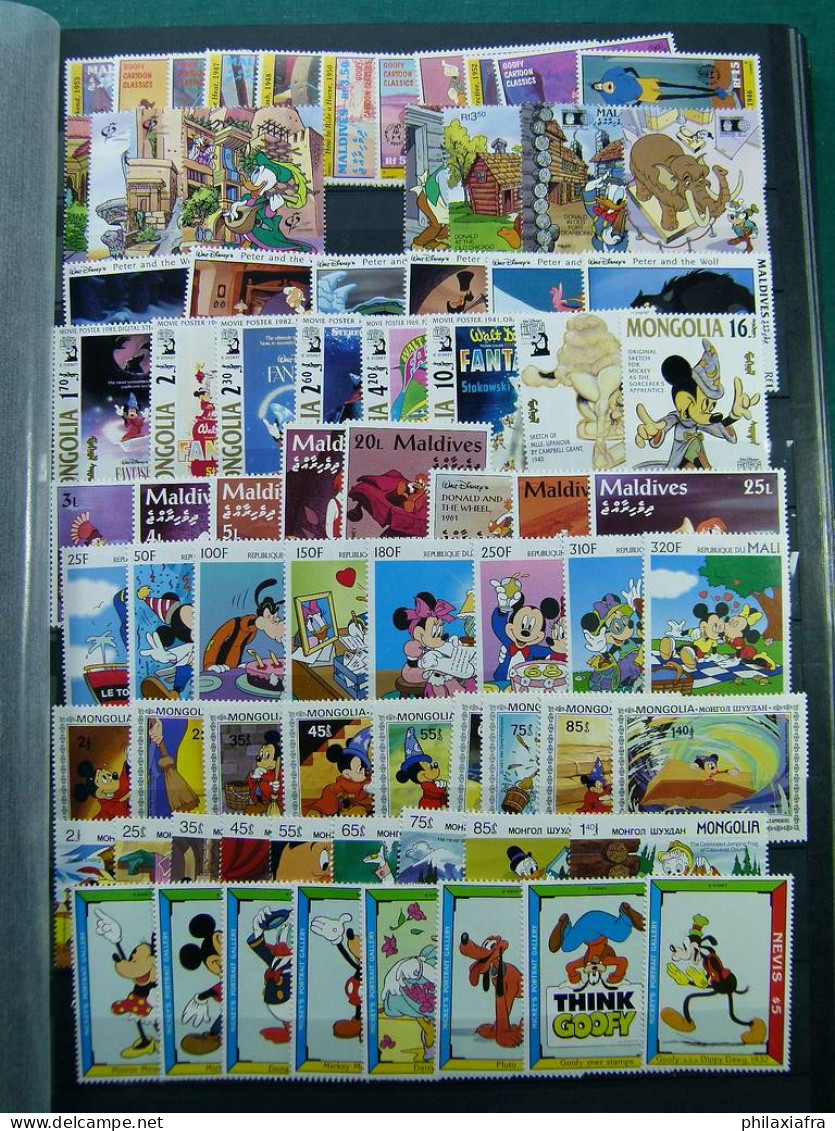 Immense stock de timbres et BF, neufs**  thème Disney sur 2 Classificateurs