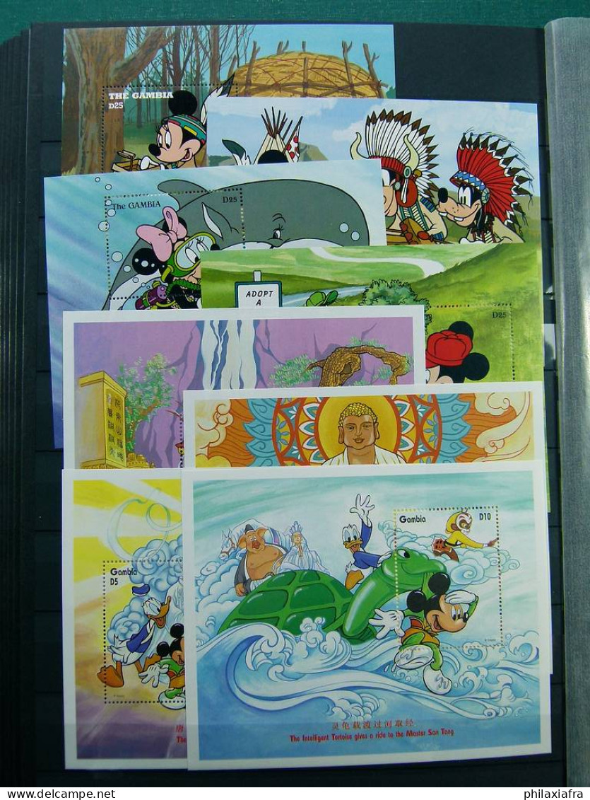 Immense stock de timbres et BF, neufs**  thème Disney sur 2 Classificateurs