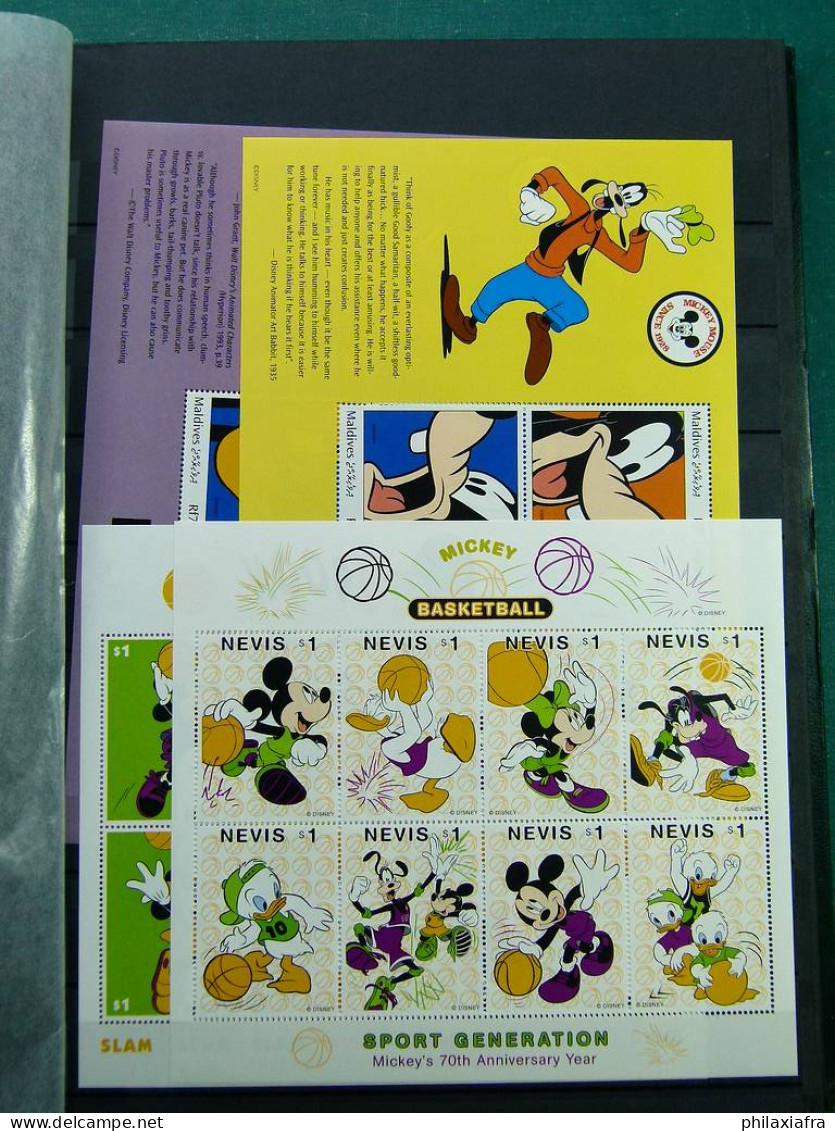 Immense stock de timbres et BF, neufs**  thème Disney sur 2 Classificateurs