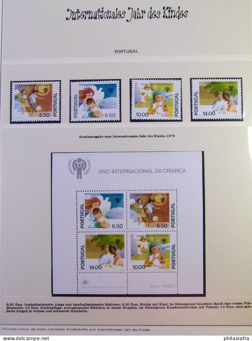 Collection théme Enfance, avec timbres, neufs ** , sur album