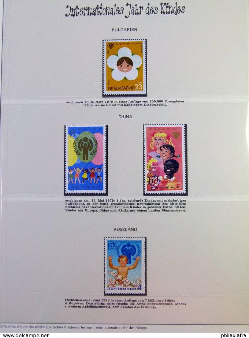 Collection théme Enfance, avec timbres, neufs ** , sur album