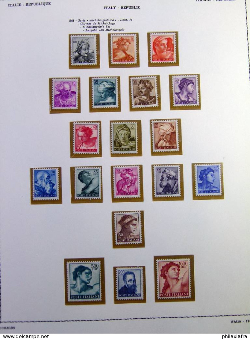 Collection République d'Italie album 1945-1968, timbres, surtout neufs** avancés