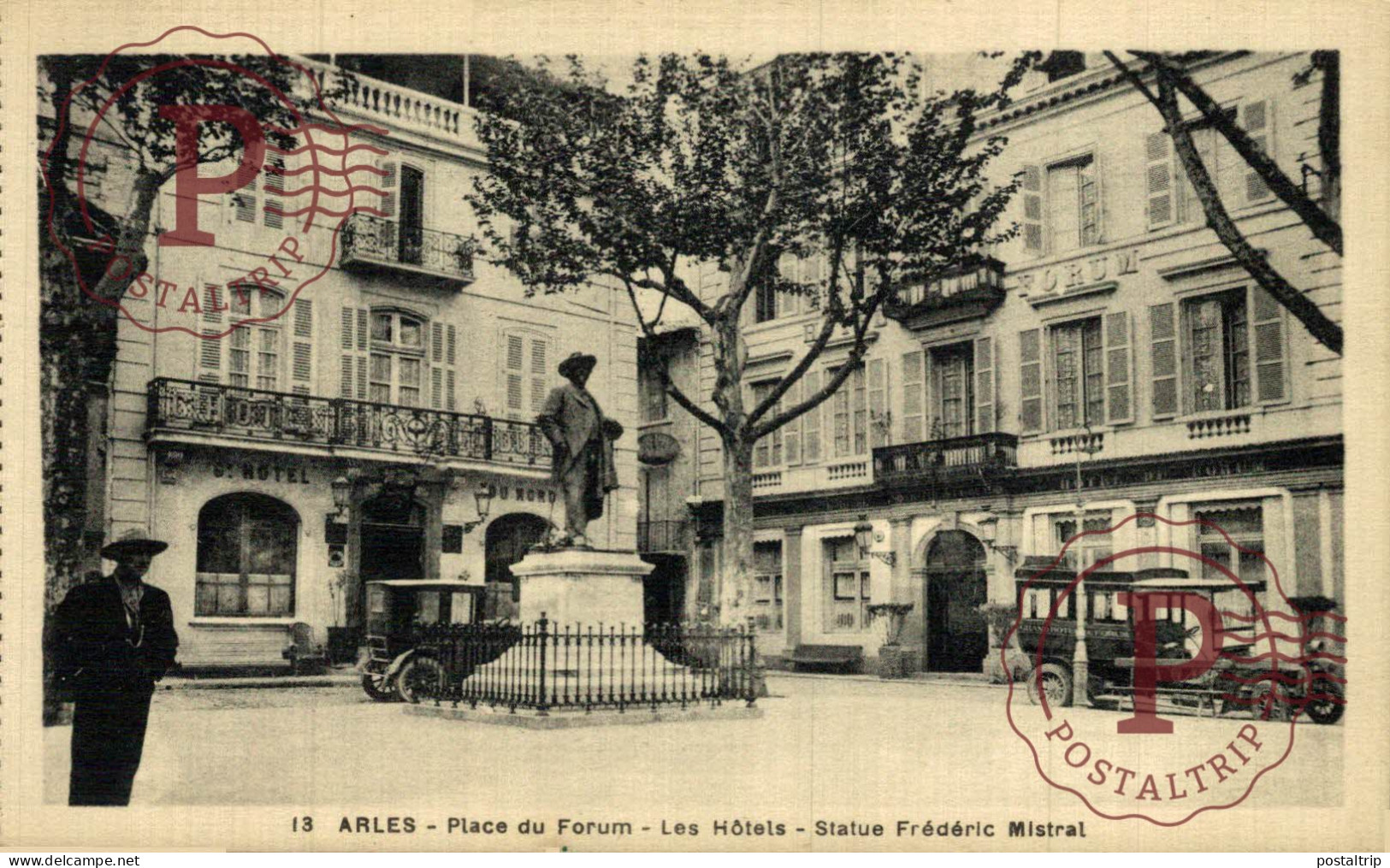 FRANCIA. FRANCE. ARLES. Place Du Forum Les Hôtels Statue De Frédéric Mistral - Arles