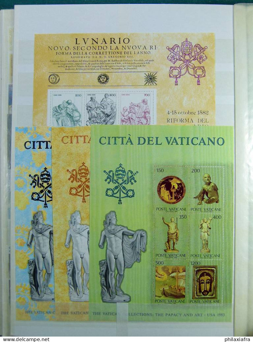 Collection Vatican, de 1963 à 2011, avec timbres neufs ** sans charnière, en s