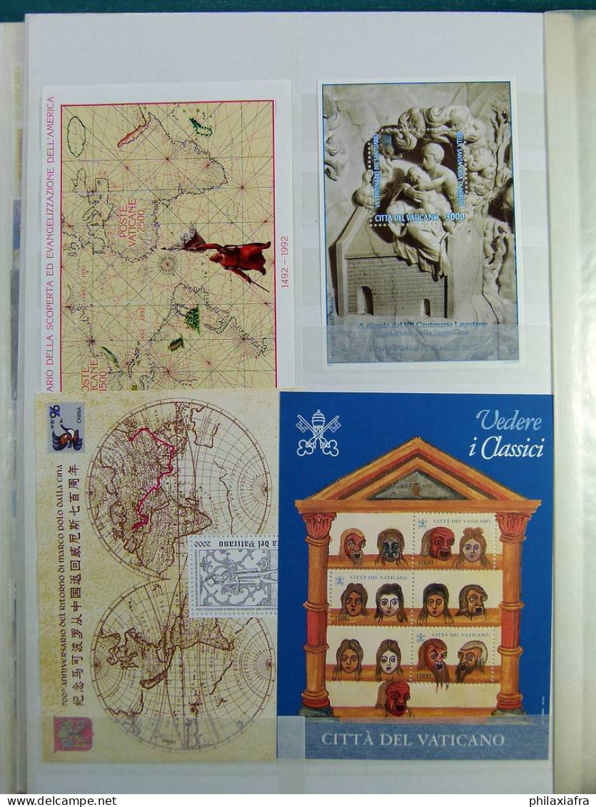 Collection Vatican, de 1963 à 2011, avec timbres neufs ** sans charnière, en s