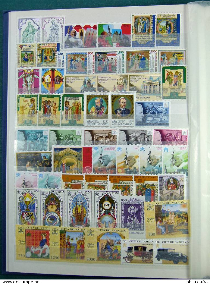 Collection Vatican, de 1963 à 2013, avec timbres neufs ** sans charnière, en s