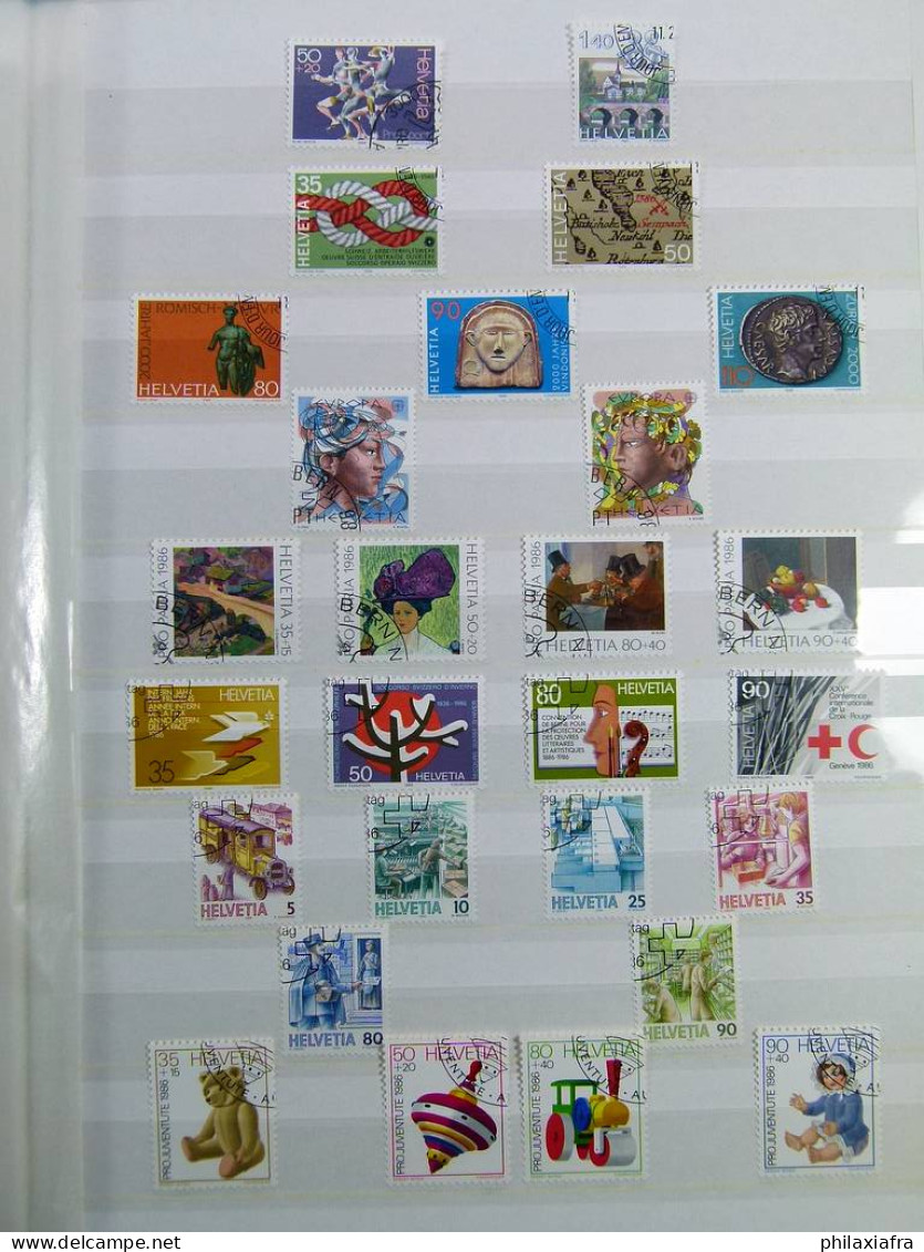 Collection Suisse, sur album, avec timbres oblitérés.