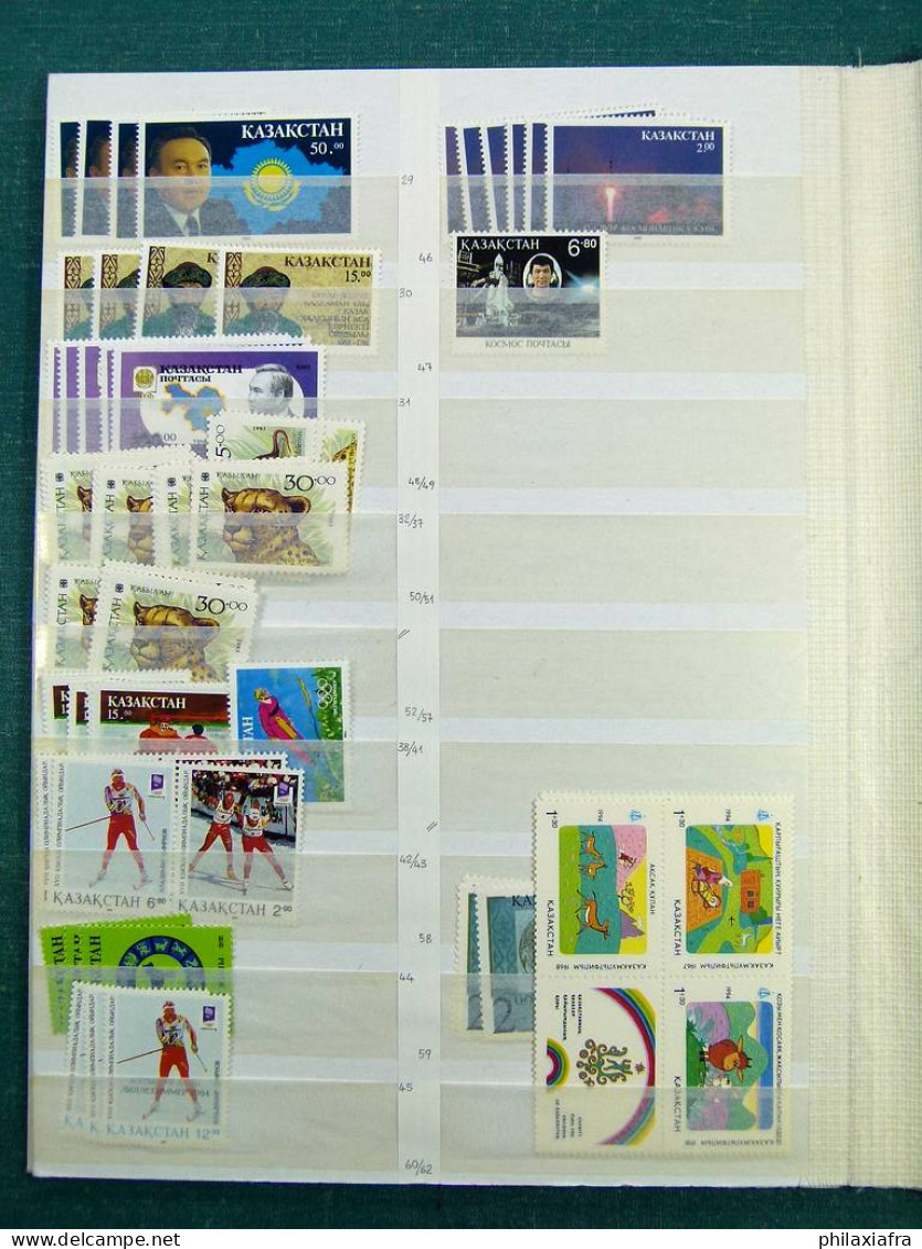 Collection Kazakhstan, Sur Pages De Classeur, De 1992 à 2015, Avec Timbres Neuf - Kazakistan