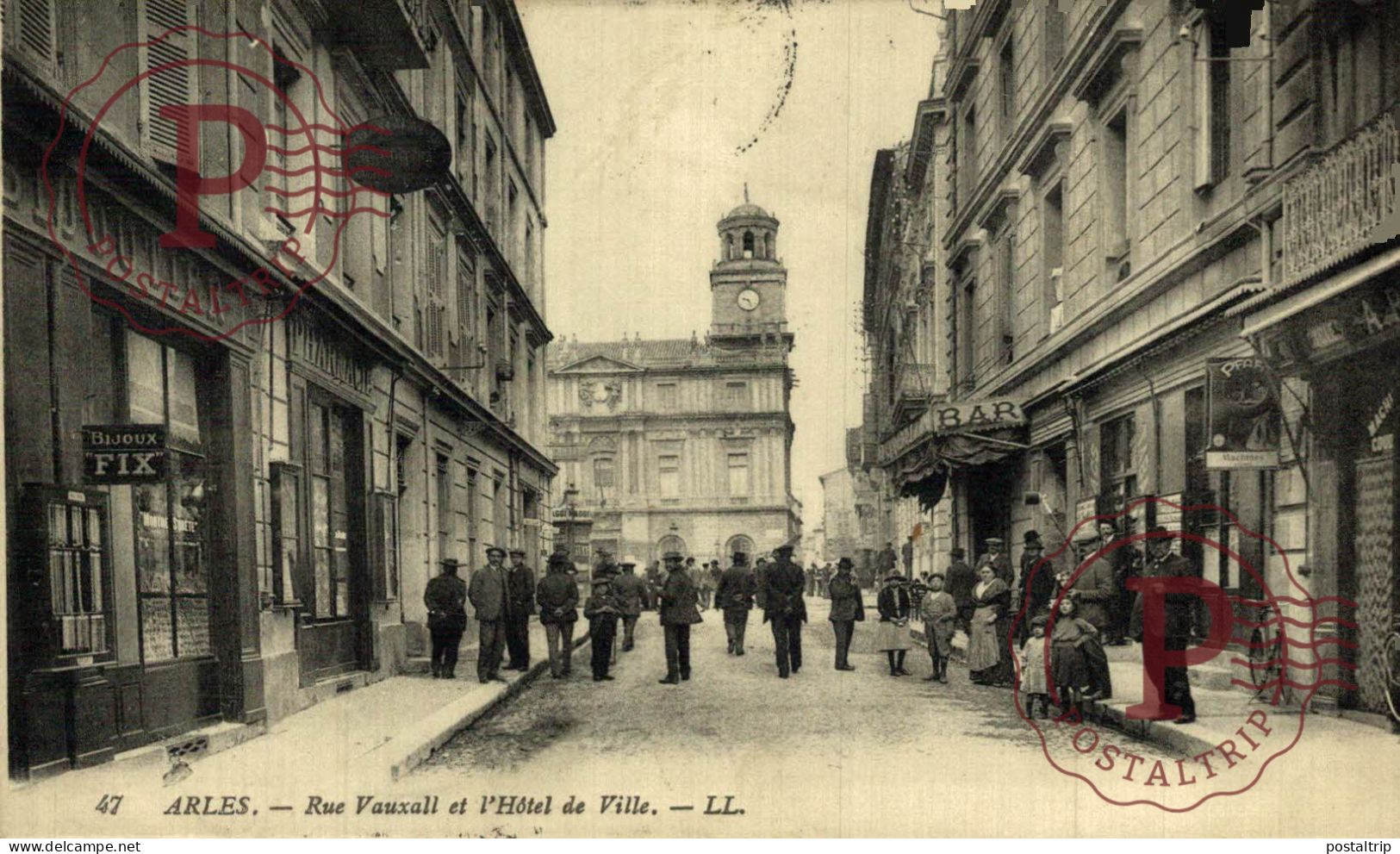 FRANCIA. FRANCE. ARLES. Rue Vauxall Et Hôtel De Ville - Arles