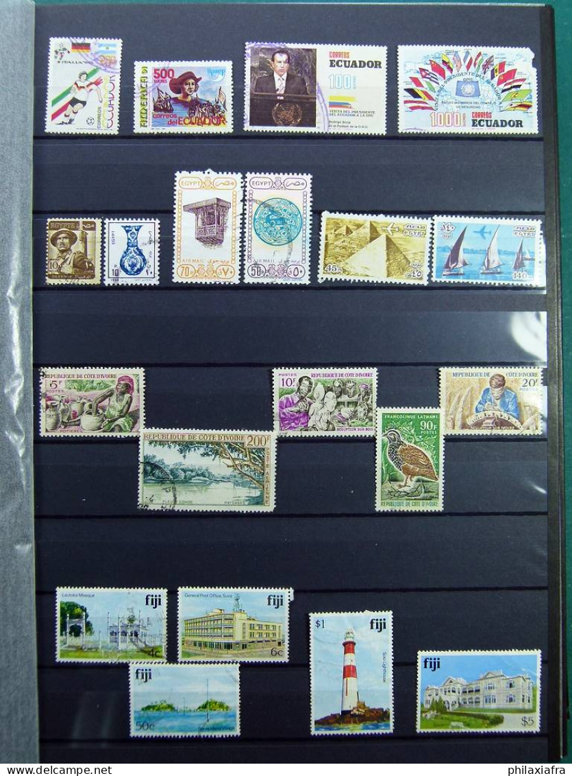 Collection mondiale, sur classificateur, avec timbres neufs et oblitérés.