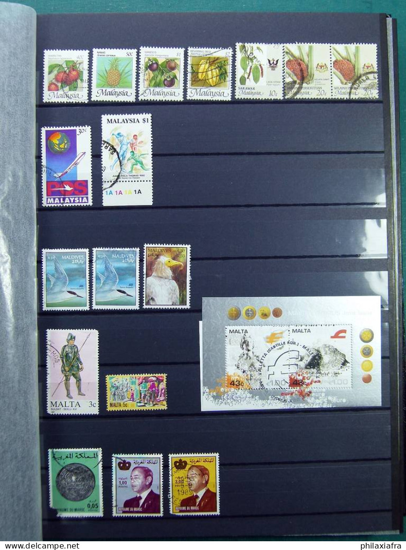 Collection mondiale, sur classificateur, avec timbres neufs et oblitérés.