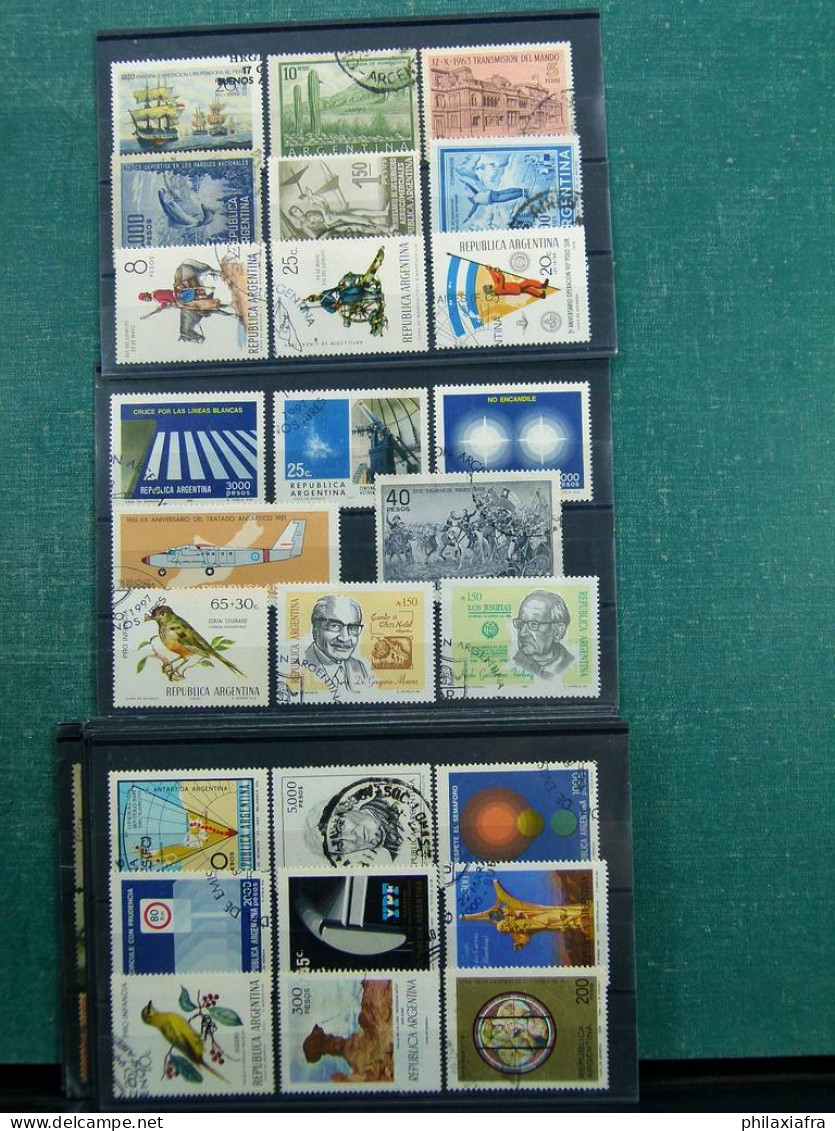 Collection Amérique du Sud, avec timbres neufs et oblitérés, sur cartes.