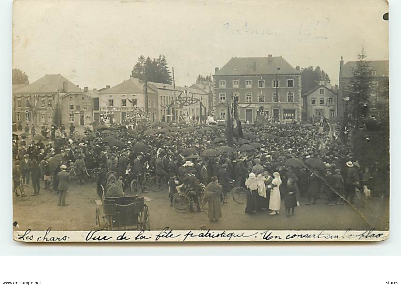 BERTRIX - RPPC - Les Chars - Vue De La Fête Patriotique - Un Concert Sur La Place - Bertrix