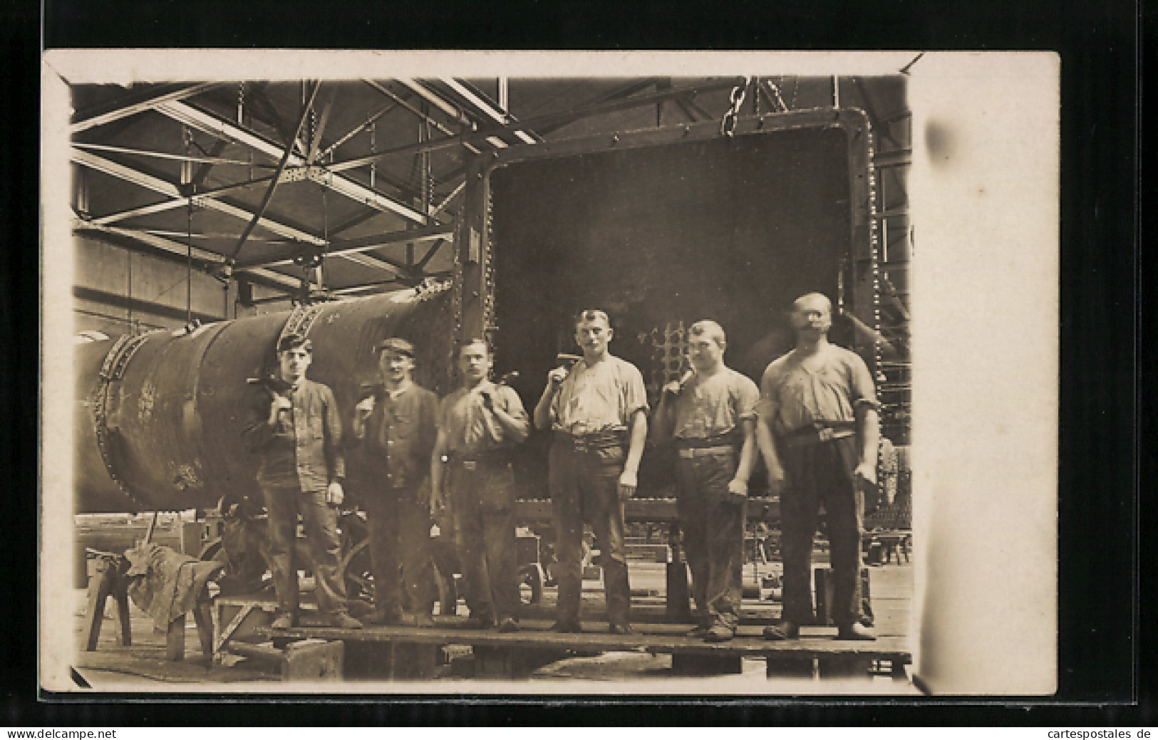 Foto-AK Fabrikarbeiter Mit Hämmern Vor Einer Maschine Während Des Weltkriegs 1914  - Industrie