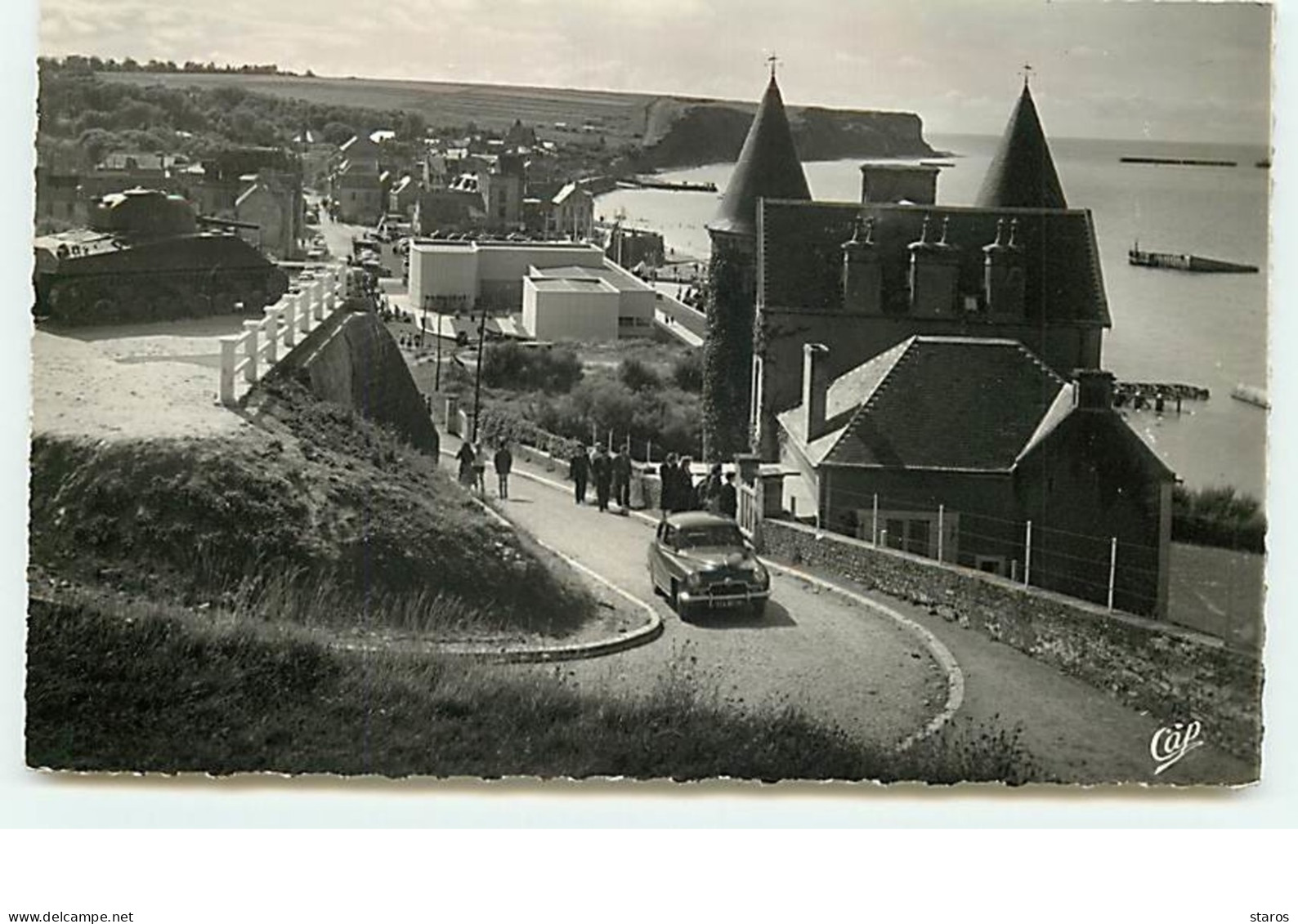 ARROMANCHES-LES-BAINS - Port De La Libération - Perspective Sur La Ville Et La Plage (Simca Aronde) - Arromanches