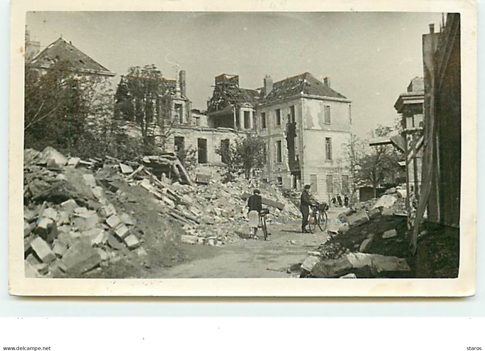 A Localiser - Carte-Photo - Couple En Vélos Parmi Des Ruines De Maison - To Identify