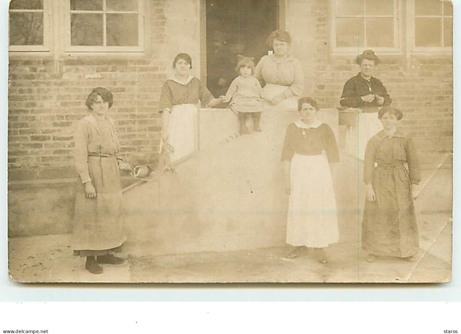 A Localiser - Carte-Photo - Femmes Autour D'une Fillette Devant Une Maison - A Identifier