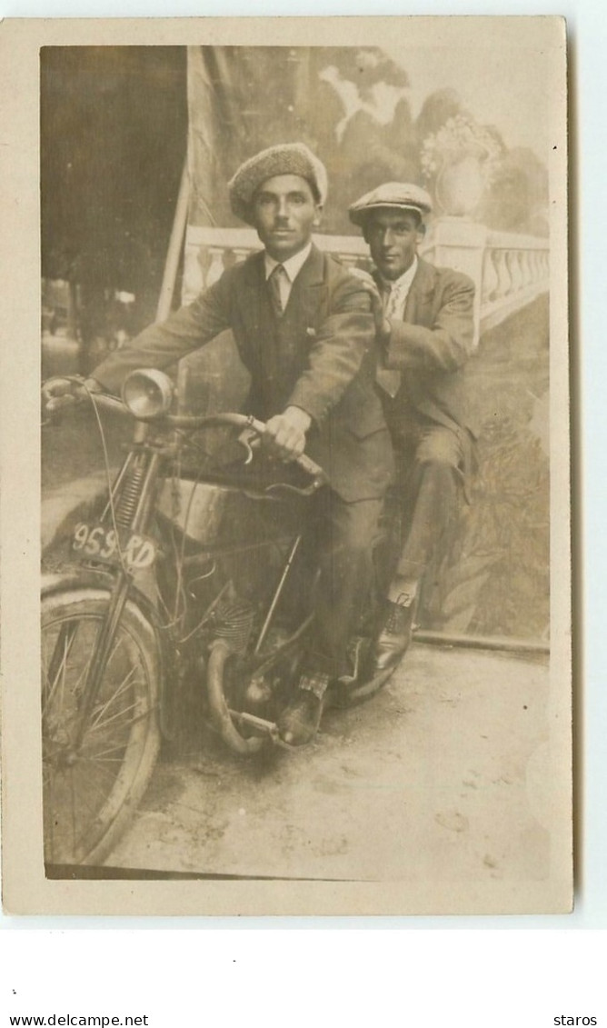 Carte-Photo - Hommes Sur Une Moto - Motorfietsen